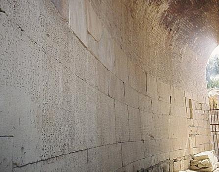 Mauer des Odeion in Gortys mit den Gesetzesinschriften
