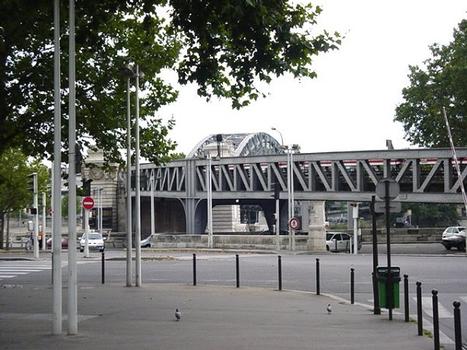 Metro-Linie 5 in ParisGekrümmte Vorbrücke zum Austerlitz-Viadukt