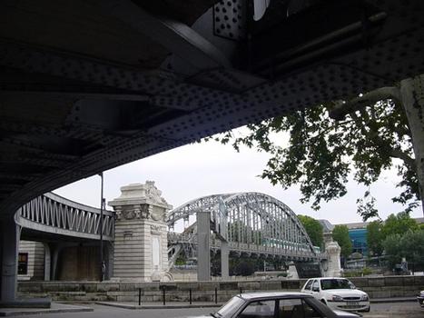 Metro-Linie 5 in ParisGekrümmte Vorbrücke zum Austerlitz-Viadukt