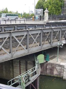 Ligne 5 du métro de Paris: Pont entre Quai de la Rapée et Arsenal, au-dessus de l'écluse du Port de l'arsenal. Notre-Dame à l'horizon