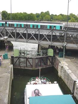 Brücke der Linie 5 der Métro in Paris zwischen Quai de la Rapée und Arsenal über die Schleuse am Arsenal-Hafen