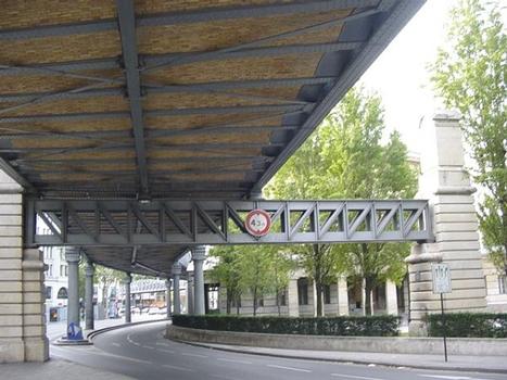 Viaduc près de la station Jaurès, sur la ligne 2 du métro de Paris. La longue poutre métallique laissait le passage à une ligne de tramways