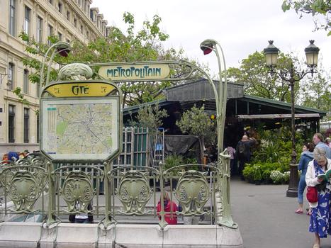Ligne n°4 du métro. Station Cité et marché aux fleurs