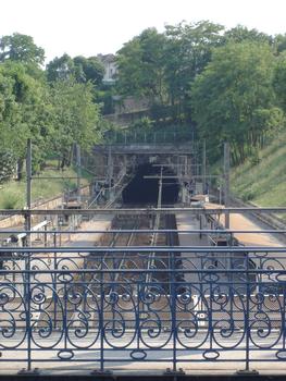 Ligne Paris-Invalides à Versailles-Rive-Gauche. Gare de Meudon-Val-Fleury et entrée du tunnel de 3500 m