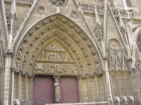 Notre-Dame de Paris. Portail du Cloître et statue de la Vierge