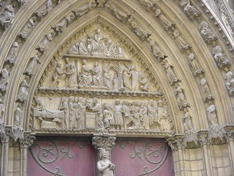 Notre-Dame de Paris. Portail du Cloître et statue de la Vierge