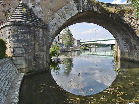 Alte Brücke in Pont-sur-Yonne