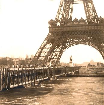 Pont d'Iéna während des Hochwassers im Januar 1910 mit Verbreiterung durch Stahlträger von 1900 — Stereoskopische Ansicht um 1900