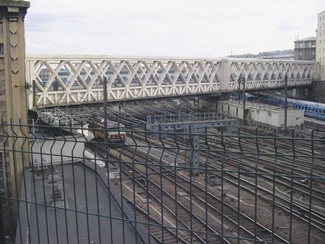 Brücke Rue Lafayette über die Eisenbahngleise am Bahnhof Gare de l'Est