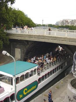 Morland-Brücke über die Schleuse am Arsenal-Hafen in Paris