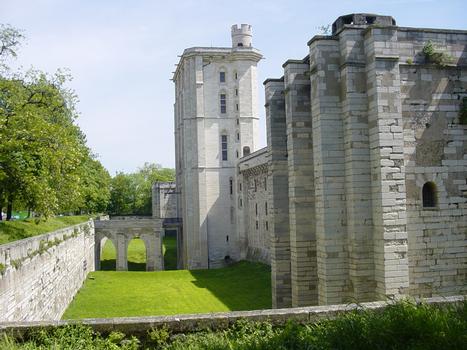 Château de Vincennes. Tour du Village, pont levis