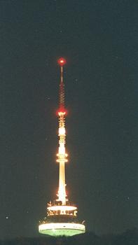 Fernmeldeturm auf dem Frauenkopf bei Stuttgart und bei Nacht