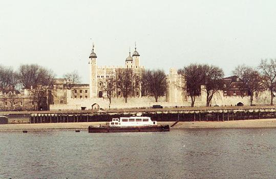 White Tower von der Themse aus gesehen