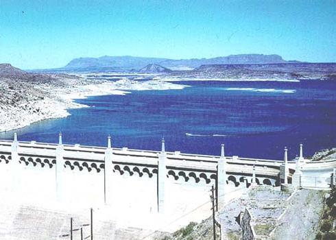 Elephant Butte dam from overlook:Outsized «corbelling» in concrete gives an «arte-deco» look to the crest of the dam
