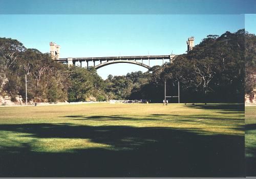 Cammeray Bridge mit den Türmen der ehemaligen Northbridge-Hängebrücke an der gleichen Stelle in Sydney