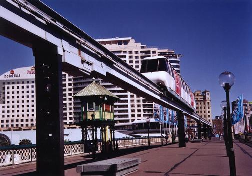 Pyrmont Bridge (Sydney, Australien): Monorail über dem beweglichen Teil der Brücke (Drehbrücke)