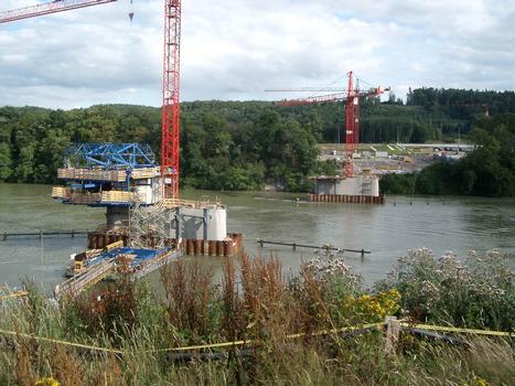 Autobahnbrücke Rheinfelden über den Rhein und die deutsch-schweizerische Grenze im Bau