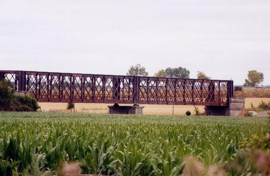 Viaduc sur la Sélune (ligne Avranches-Vire)vue depuis le pont routier