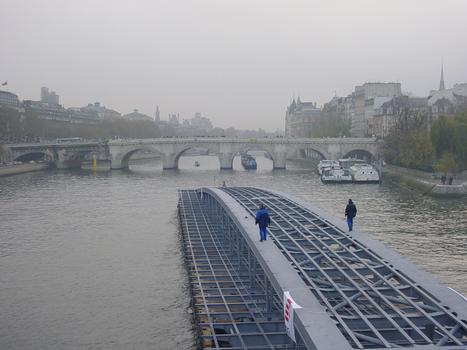 Fußgängerbrücke Bercy-Tolbiac - Der mittlere Teil der Brücke wird per Schiff die Seine entlang transportiert