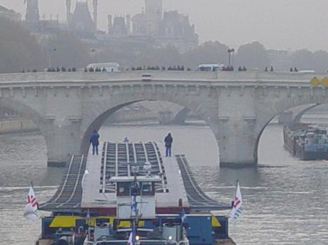 Fußgängerbrücke Bercy-Tolbiac - Der mittlere Teil der Brücke wird per Schiff die Seine entlang transportiert