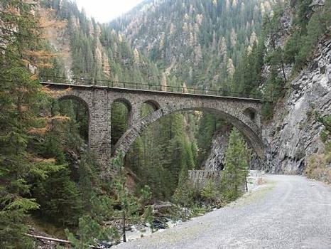Brombenzbrücke in der engen steinschlag- und lawinengefährdeten Zügenschlucht