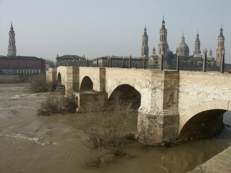 Ebrobrücke in Zaragoza, Spanien mit Basilika de Nuestra senore del Pilar