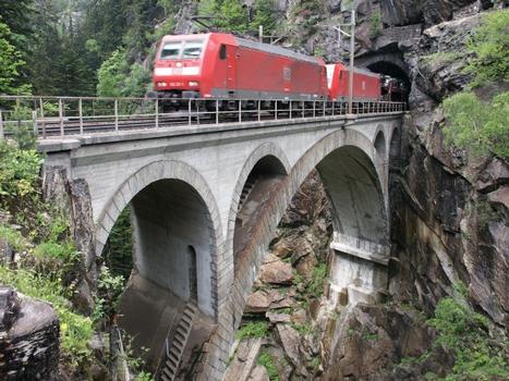 Obere Meienreussbrücke in Wassen, mit einem Güterzug aus Deutschland