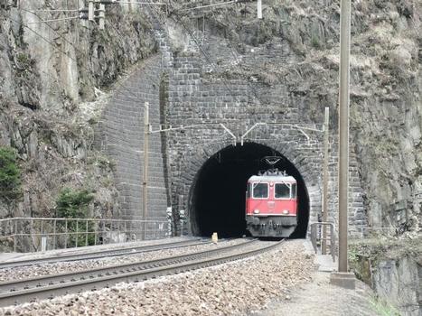 Gotthardbahn: Unteres Portal des Wattinger-Kehrtunnels bei Wassen