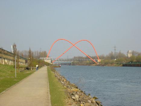 Brücke im Nordsternpark, Gelsenkirchen – 
Blick vom Rhein-Herne-Kanal auf das Bauwerk