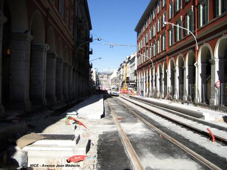NICE (06, Alpes-Maritimes) – Tramway, ligne n°1, installation des catenaires sur l'avenue Jean-Médecin