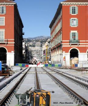 NICE (06, Alpes-Maritimes) – Tramway, ligne n°1, l'énergie nécessaire pour traverser la place Masséna sera fournie par des batteries d'accumulateurs embarquées