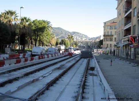 NICE (06, Alpes-Maritimes) – Tramway, ligne n°1, la pose des rails sur le boulevard Jean-Jaurès est momentanément stoppée par des fouilles archéologiques en limite du Vieux-Nice