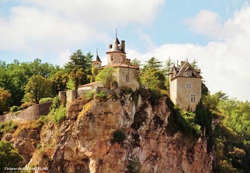 Château de BELCASTEL (Lacave, 46, Lot) – Château d'origine médiévale, dressé sur la falaise au confluent de l'Ouysse et de la Dordogne