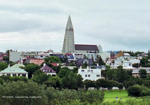 REYKJAVIK – Hallgrimskirkja, église achevée en 1974 dont le clocher rappelle les orgues de basalte, très présentes en Islande