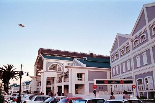 CAPETOWN (Cape Province) – «Victoria Wharf», anciens entrepôts du Port Victoria reconvertis: galeries marchandes, restaurants, etc