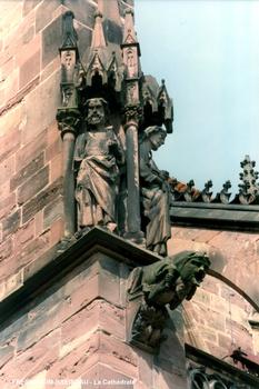 FRIBOURG-en-Brisgau – La Cathédrale, détails des pinacles sur les arcs-boutants