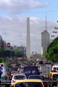 BUENOS AIRES - L'Obélisque de 70m (construite en 1936) et l'Avenue du 9 juillet (9 juillet 1816, indépendance totale de l'Argentine), réputée pour être le plus large boulevard urbain du monde: 130m