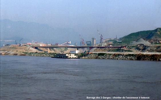 Barrage des Trois-Gorges (province Hubei) – entre la 2e gorge (Wuxia) et la 3e gorge (Xiling). Chantier de l'ascenseur à bateaux