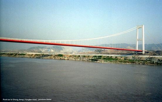 Pont sur le Yangtze, situé en aval immédiat du barrage des Trois-Gorges, dont on aperçoit, en arrière-plan, le chantier des écluses. (pont de Xiling)
