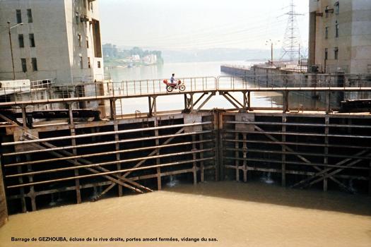 Barrage de GEZHOUBA (province Hubei) – Ecluse de la rive droite (deux écluses plus petites sont en rive gauche). Dimensions: largeur 34m, longueur 280m