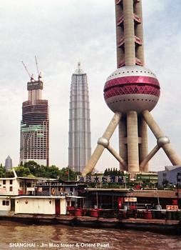 SHANGHAI – PUDONG, la « Perle d'Orient », sphère du 1er étage. Les surfaces métalliques sont protégées par un revêtement à base de « Kynar 500 » (polymère d'Arkema)