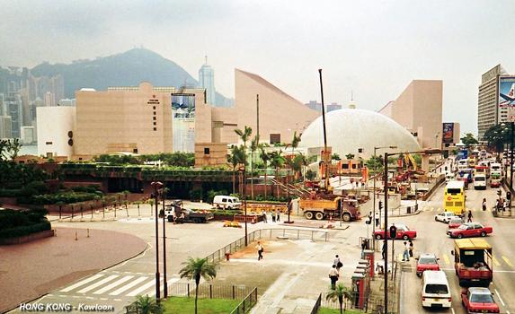 HONGKONG – KOWLOON, ensemble culturel comprenant: H K Muséum of Art, avec le dôme du Space Theatre, et H K Cultural Centre