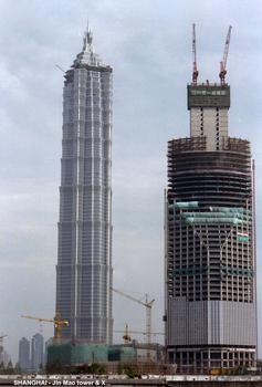 SHANGHAI – PUDONG, «Jin Mao tower» en voie d'achèvement. En avant le Bank of China Tower