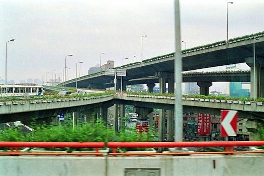 SHANGHAI - Yan'an dong lu Bridge, carrefour avec Chongking road et Chengdu road: SHANGHAI - Yan'an dong lu Bridge , carrefour avec Chongking road et Chengdu road