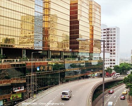 HONG KONG, Tsim Sha Tsui-Kowloon – Immeubles de bureaux «China-Hongkong-City», façades sur Canton road