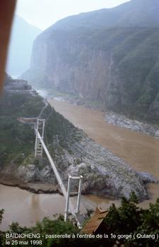 Baïdicheng (la ville de l'Empereur Blanc), province du Sichuan : A l'entrée amont de la première gorge du YangTsé (gorge de Qutang), cette passerelle suspendue donne accés à la colline de Baïdicheng, qui deviendra une île avec la mise en eau complète du barrage des Trois Gorges