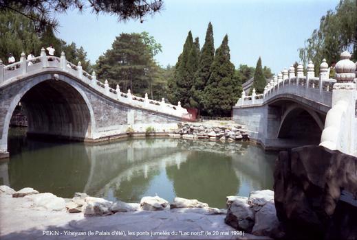 Pékin - Les «Ponts jumelés» du Lac nord: Dans les jardins du «Palais d'Eté» (Yiheyuan), construit par la dynastie des Qing, aux 18e & 19e siècles