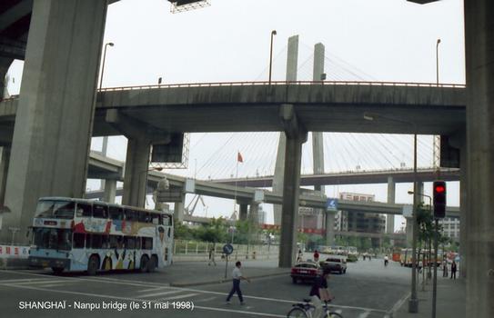 SHANGHAÏ - Nanpu-bridge, pylone et échangeur sur la rive gauche de HuangPu river