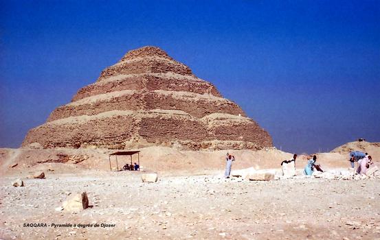 SAQQARA – La pyramide à degrés de Djoser