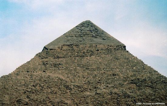 GIZEH – Pyramide de Chéphren, seul le sommet a partiellement conservé son parement de pyramide achevée